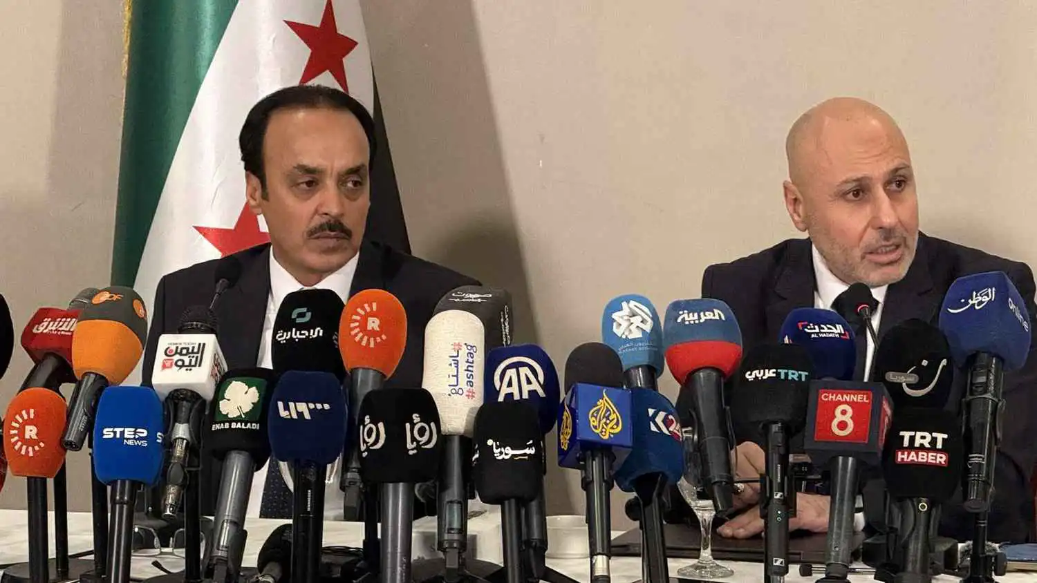 "مسيس ومنحاز".. تقرير لجنة مجازر الساحل يفاقم الانقسامات بين السوريين