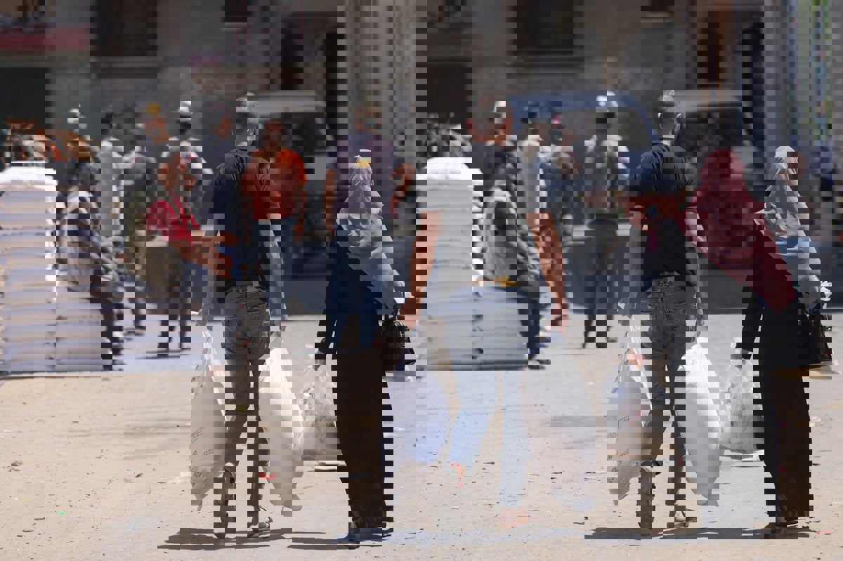 مسؤول في الأونروا ينفي لـ"إرم نيوز" احتجاز المساعدات عن أهالي غزة 