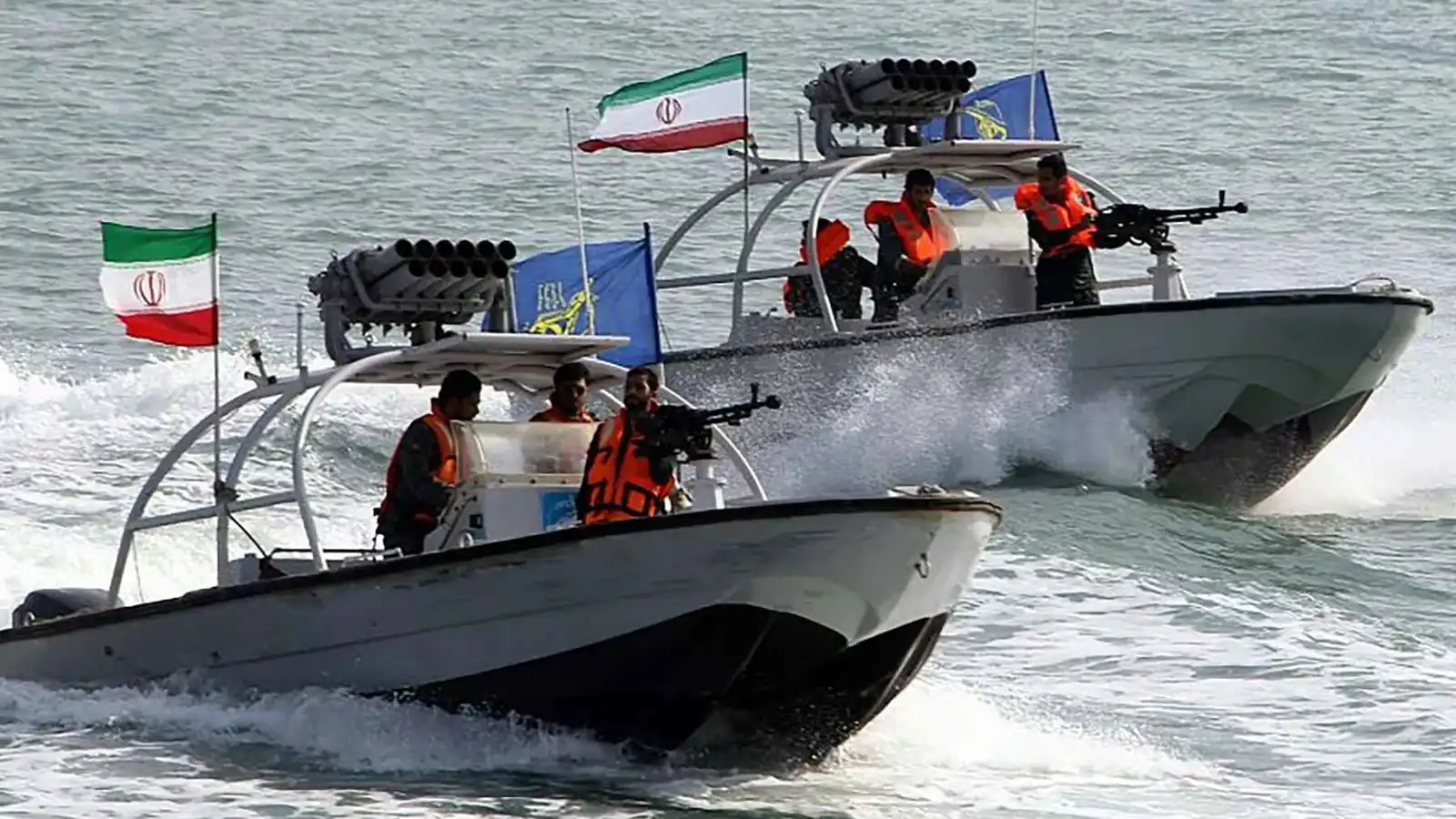 الاستخبارات الأمريكية: إيران بدأت بزرع ألغام بحرية في مضيق هرمز