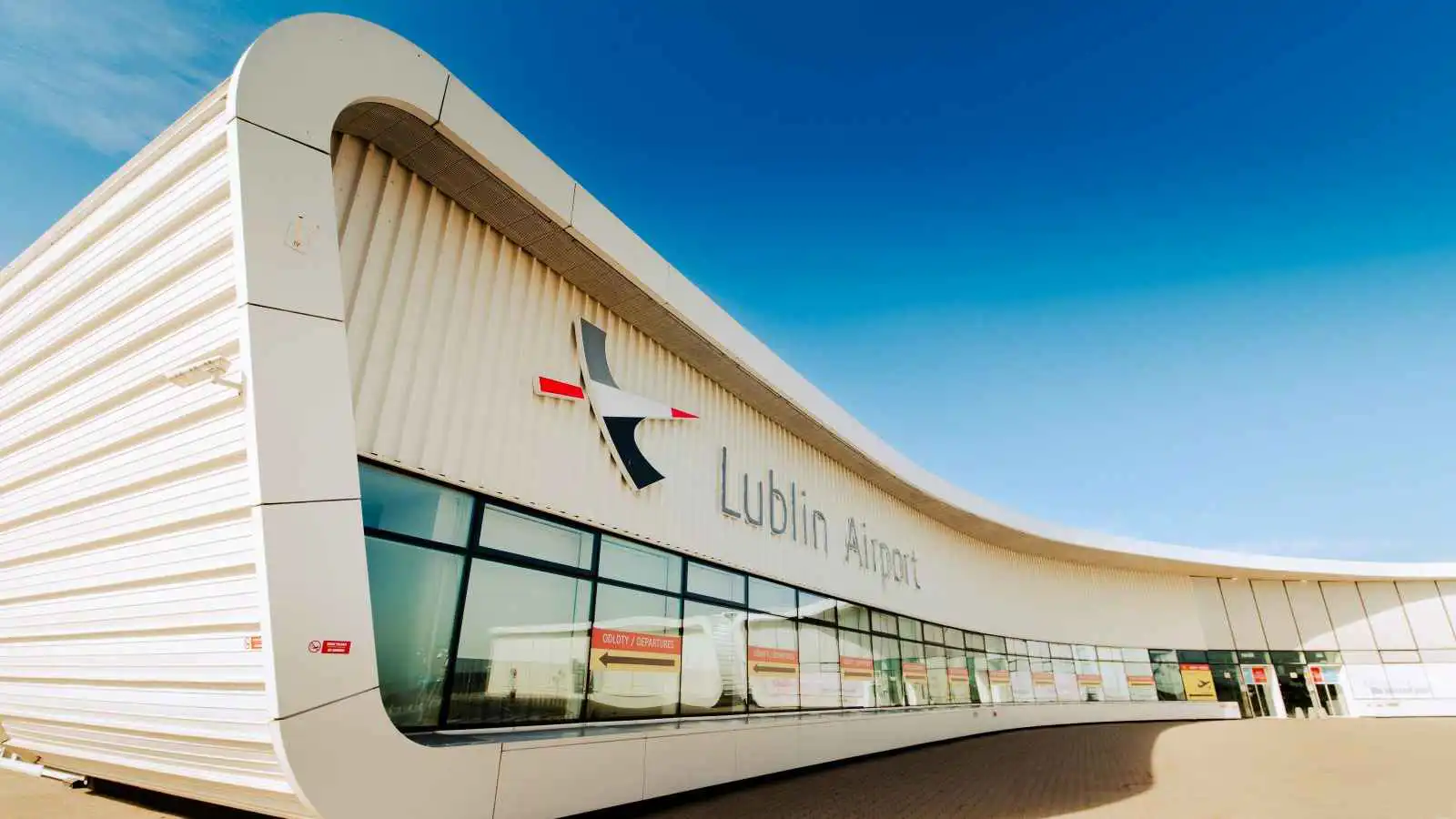 إغلاق مطارين بولنديين بسبب أنشطة عسكرية