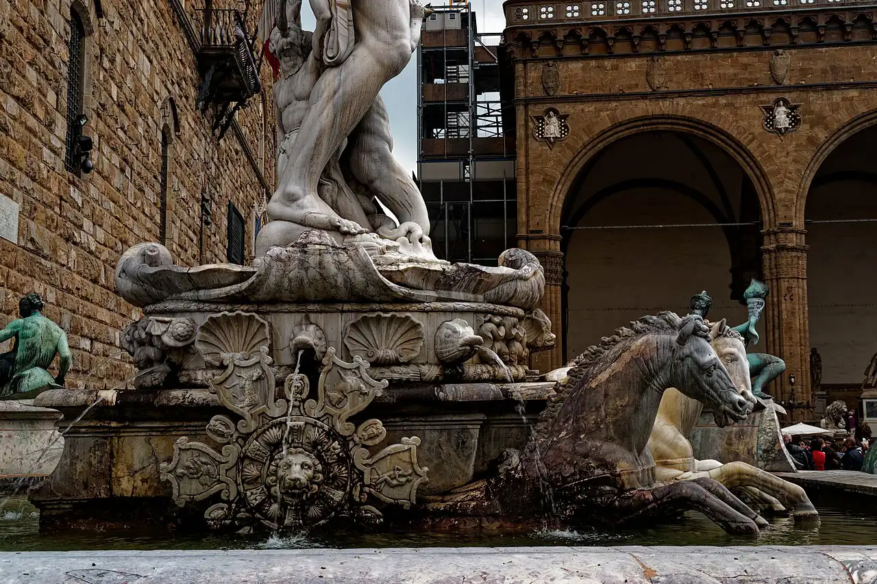 الجزء السفلي من النافورة 