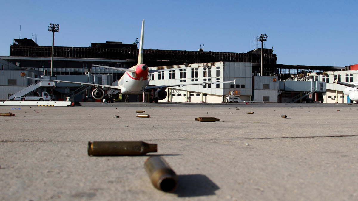 ليبيا.. عودة الملاحة في مطار معيتيقة بعد توقف إثر قصف جوي