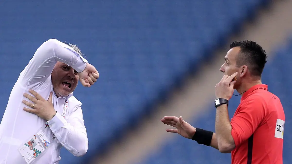 مباراة النصر والشباب.. مدرب "الفريق الشبابي" ينفعل على حكم اللقاء لهذا السبب (فيديو)