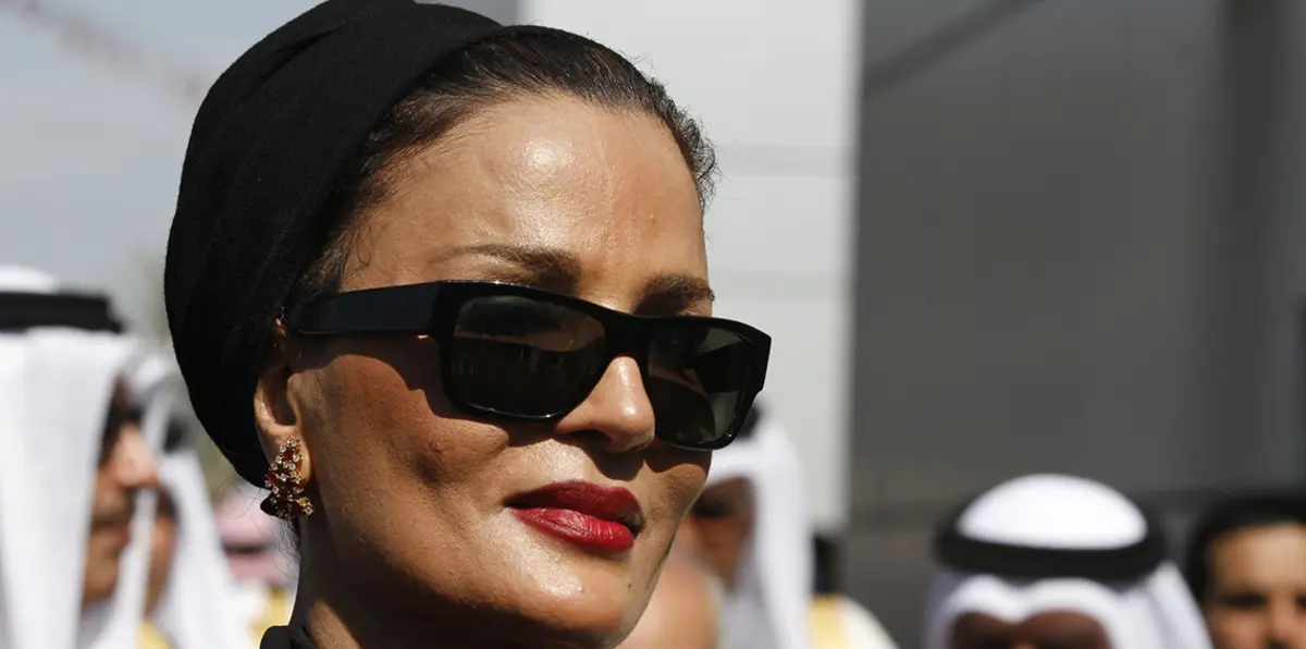 تميم يوفد أمه لمقابلة ماكرون.. الشيخة موزة: أزمة قطر "جعلتنا نتساءل من نحن؟"