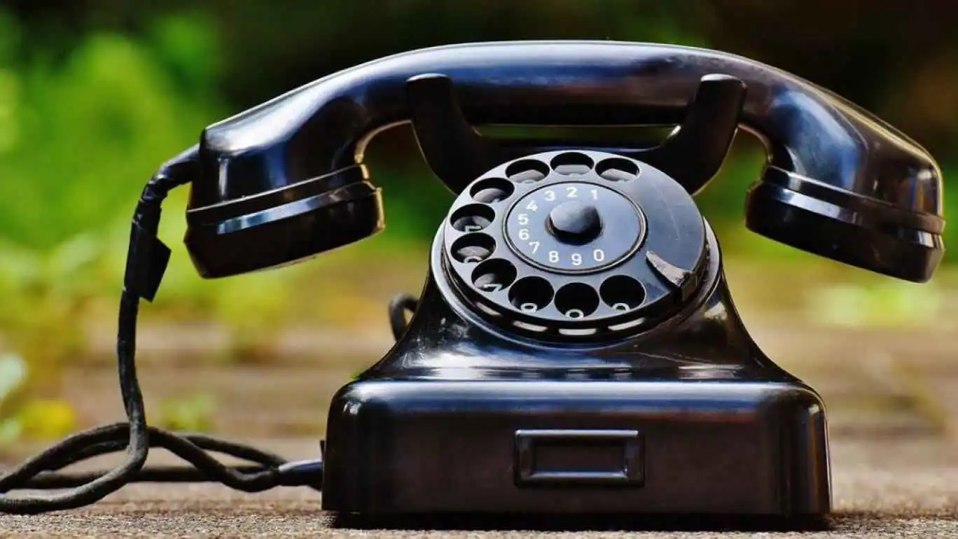 الهواتف الأرضية.. التقنية القديمة الموثوقة في أوقات الطوارئ
