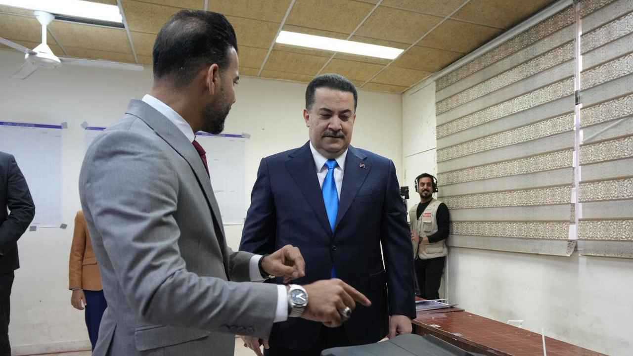 برفقة والدته.. السوداني يدلي بصوته في الانتخابات البرلمانية (فيديو وصور)