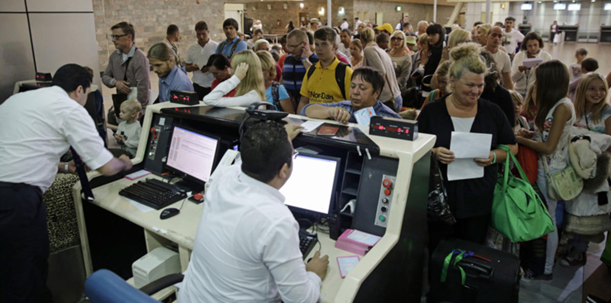 مطار القاهرة يحبط تهريب ساعات تجسس من السعودية