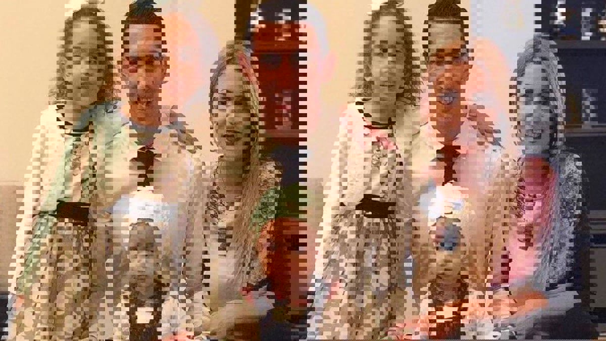 صورة متداولة لدي ماريا أثناء الاطمئنان على أسرته بعد عملية السطو المسلح