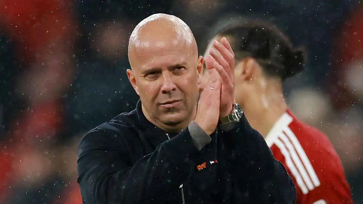 ليفربول يحسم مصير آرني سلوت