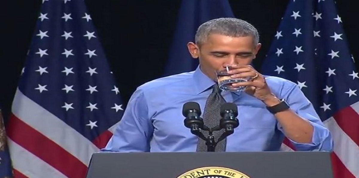 أوباما يشرب من ماء فلينت لطمأنة السكان بصلاحيتها للشرب