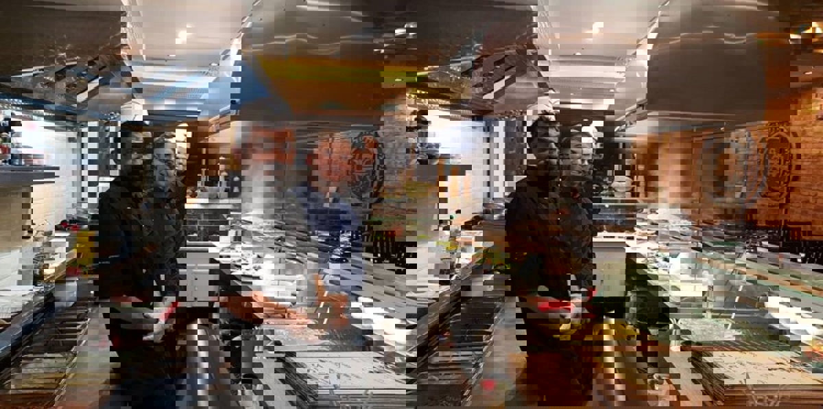 يمتلكه مسلمون..مطعم لندني يطعم المشردين مجاناً في عيد الميلاد (صور)