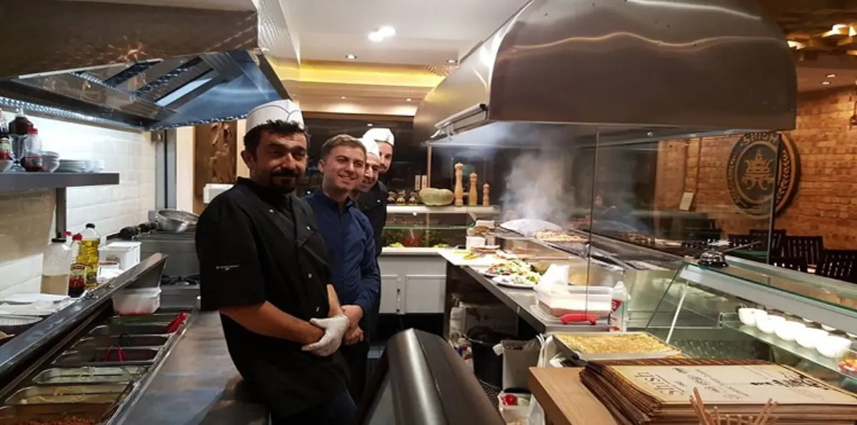 يمتلكه مسلمون..مطعم لندني يطعم المشردين مجاناً في عيد الميلاد (صور)