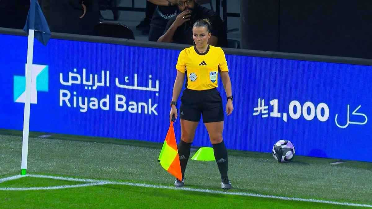 نالت إشادات واسعة.. مَن إليانا فيرنانديز حكمة مباراة الهلال والقادسية؟