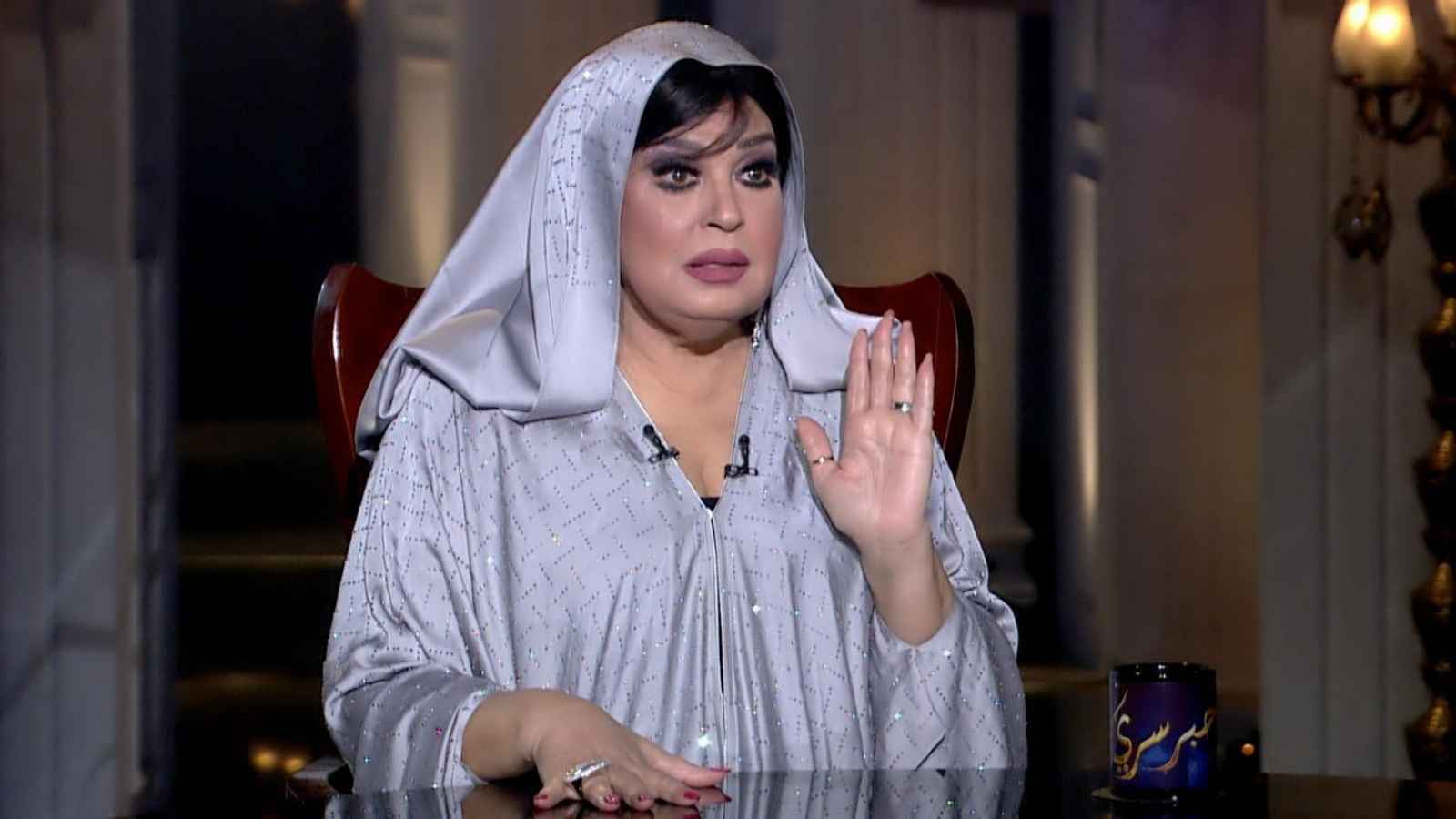 دعما لفلسطين ولبنان.. فيفي عبدة بالحجاب وبدون "ميك أب" (فيديو)