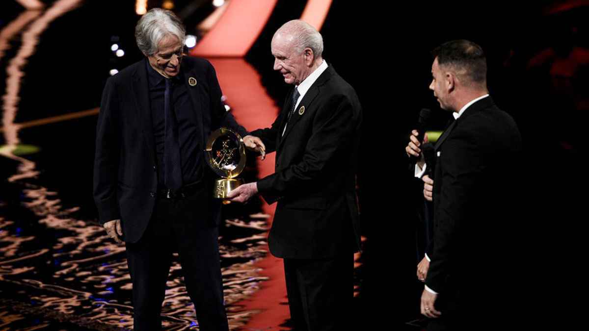 لهذا السبب.. تكريم جيسوس مدرب الهلال السعودي بحفل جائزة "بلاتينيوم" (فيديو)