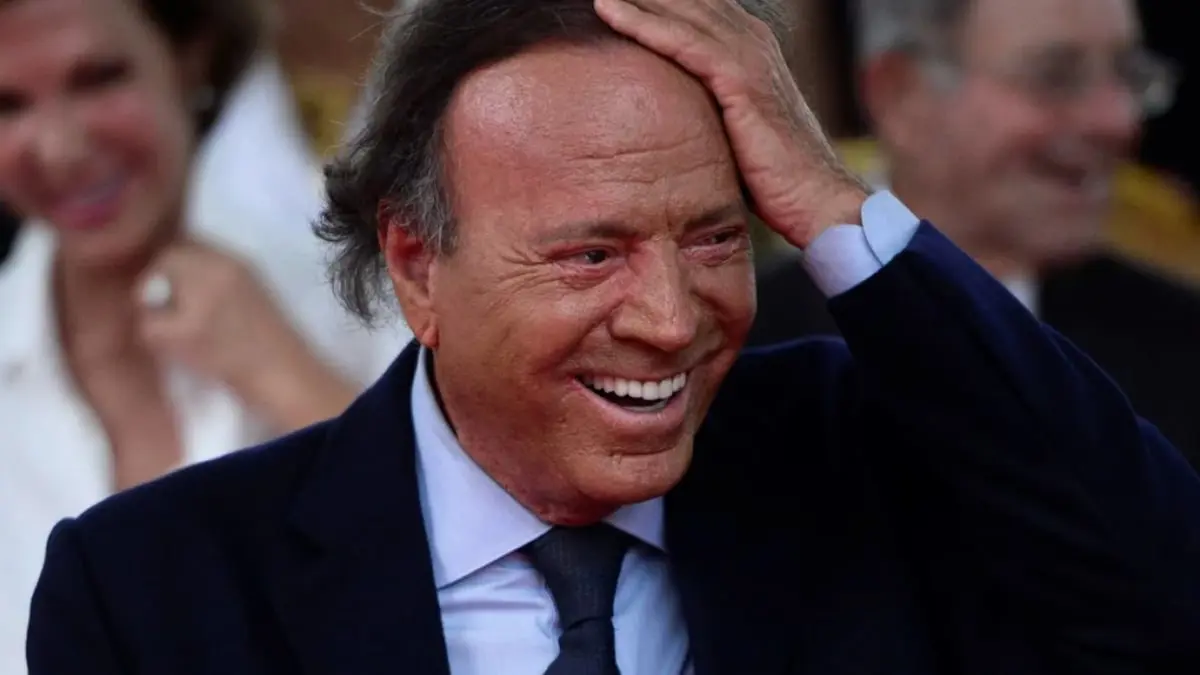 احتجاز خوليو إغليسياس في مطار الدومينيكان.. ورئيس البلاد يتدخل