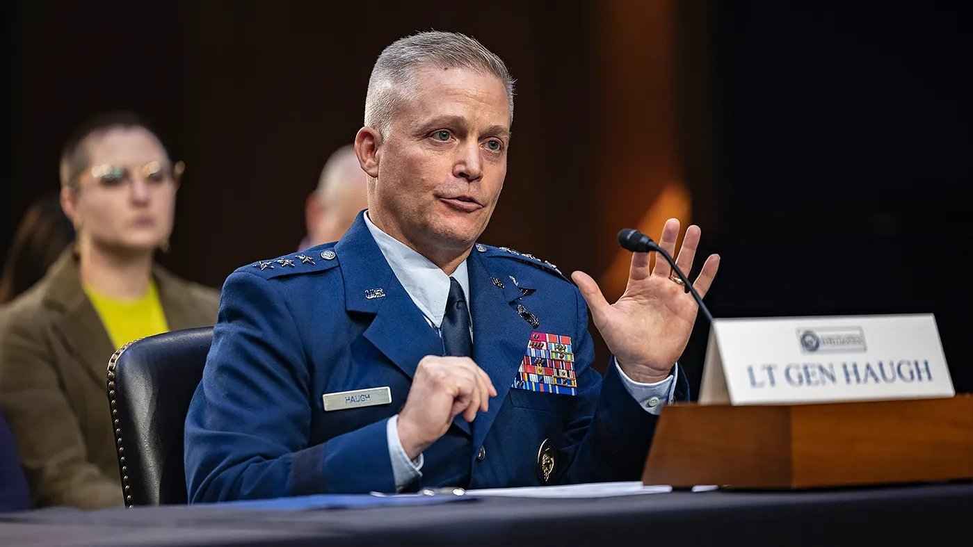 بعد لقاء ترامب والحسناء.. البنتاغون تعلن استقالة مدير "الأمن القومي"