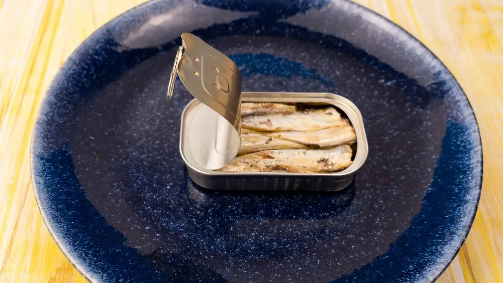 6 أطعمة تتفوق على السردين في محتواها من فيتامين "د"