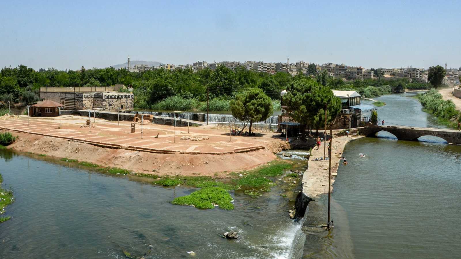 "انخفاض تاريخي".. كارثة بيئية تضرب نهر العاصي في سوريا