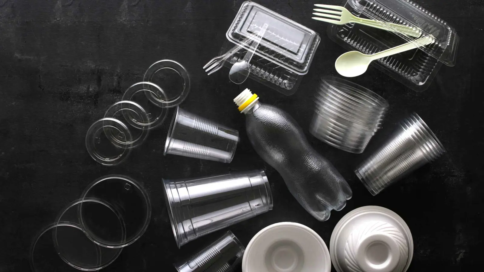 تحتوي على السموم.. تحذير من إعادة استخدام العبوات البلاستيكية