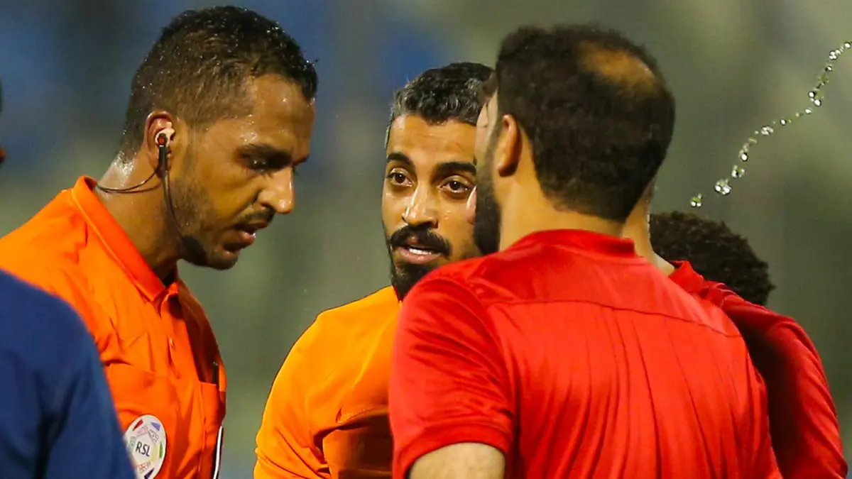 ‏لحظة إغماء الحكم سامي الجريس خلال مباراة الاتفاق والطائي (فيديو)