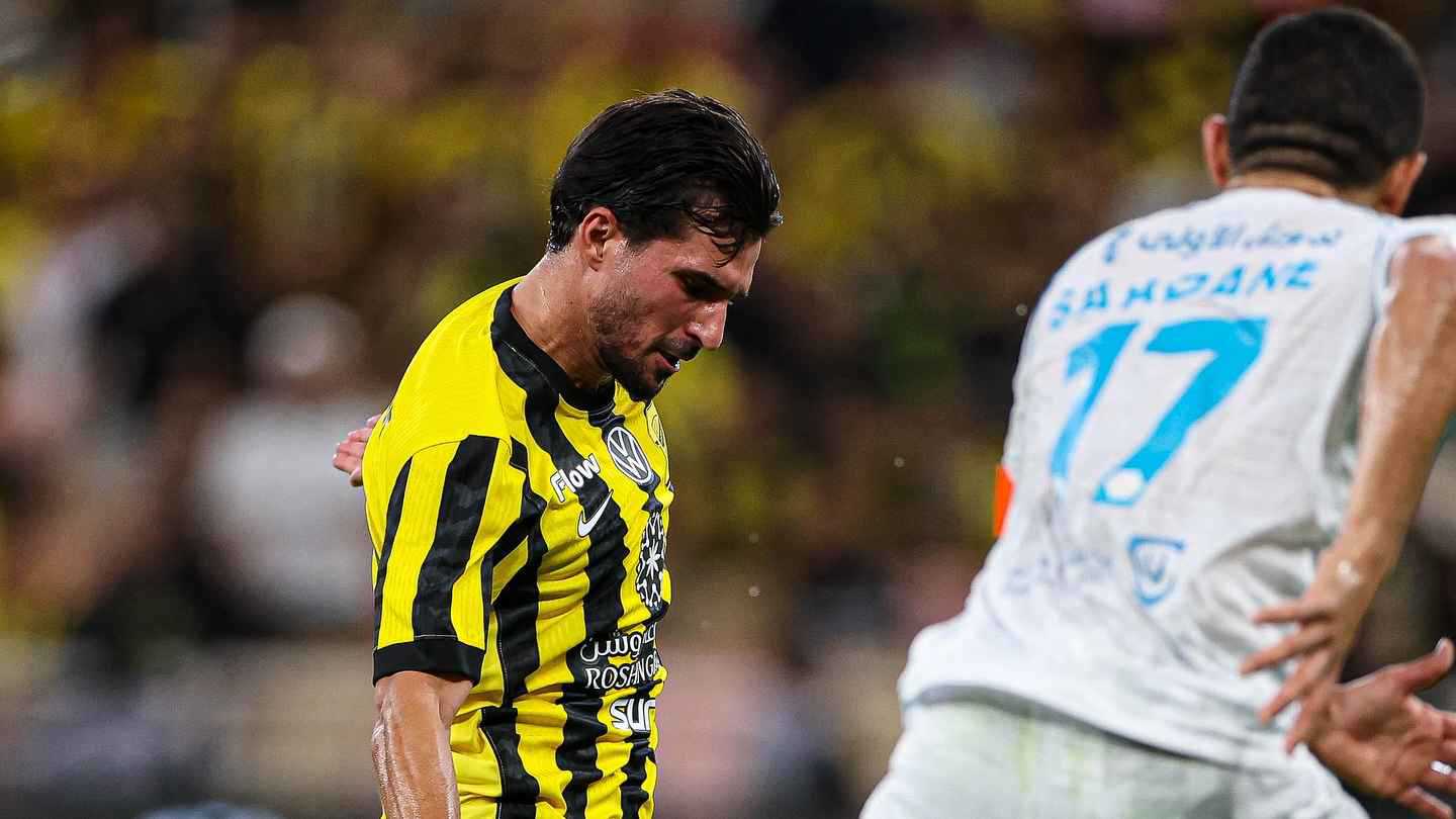 ضربتا جزاء وبطاقة حمراء.. 4 أخطاء كارثية لحكم مباراة الاتحاد والفتح (فيديو)