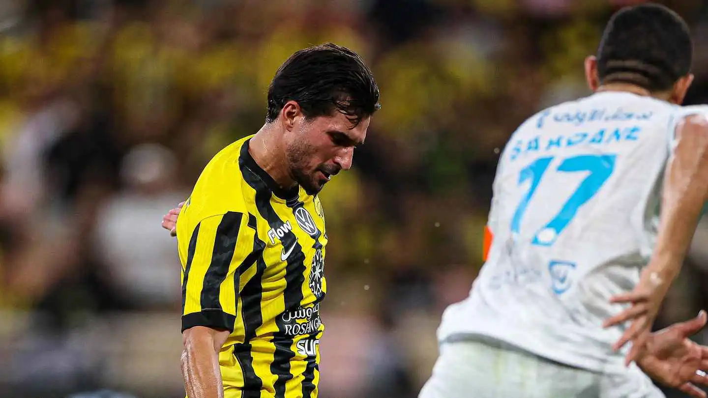 ضربتا جزاء وبطاقة حمراء.. 4 أخطاء كارثية لحكم مباراة الاتحاد والفتح (فيديو)