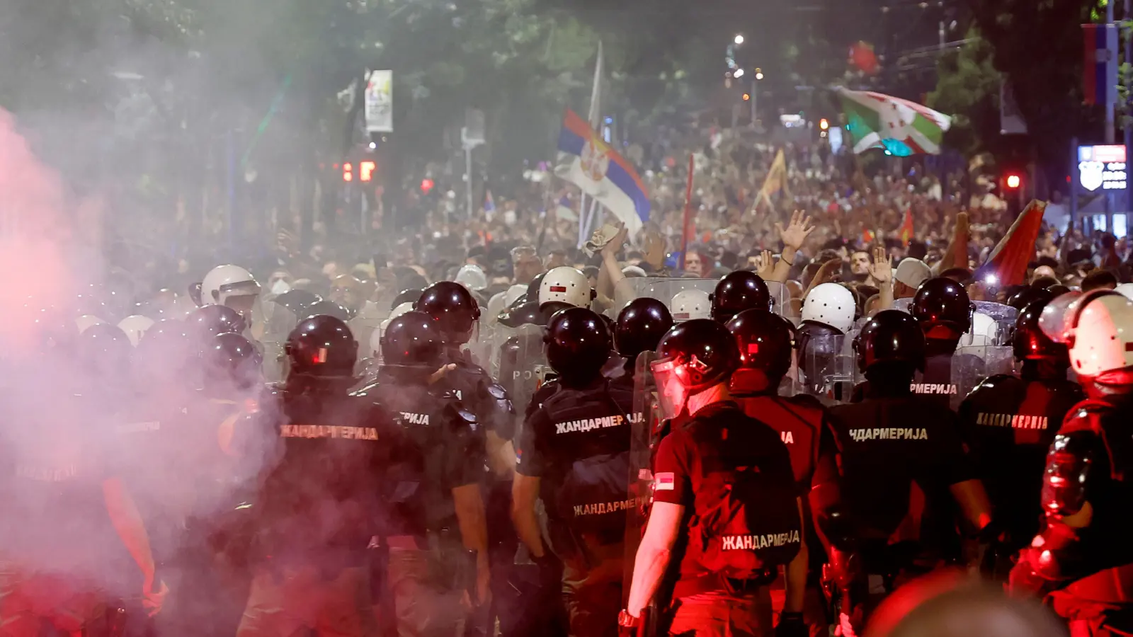 اتهم المحتجين بـ"الإرهاب".. الرئيس الصربي يعلّق على مظاهرات بلغراد