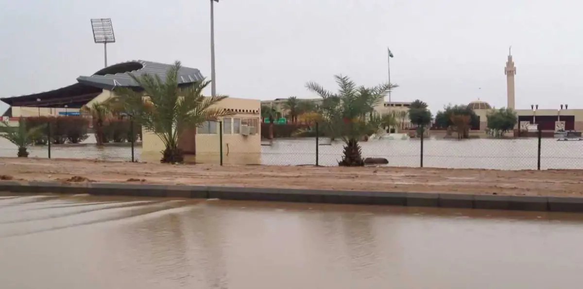 مصرع شخص في سيول جارفة اجتاحت تبوك السعودية (صور وفيديو)