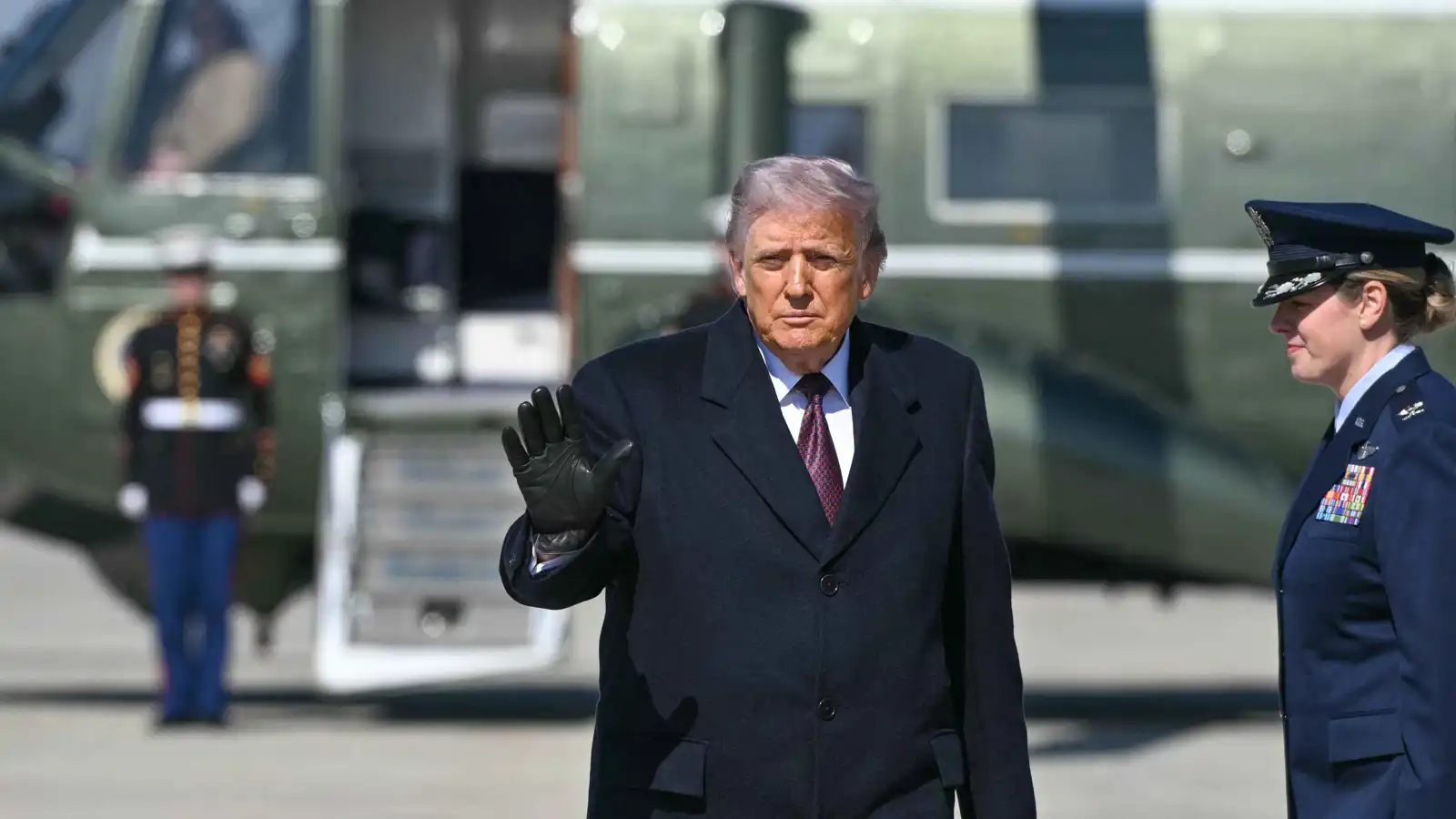 ترامب يوجه الوكالات الاتحادية يمنع استخدام  تقنيات "أنثروبيك"