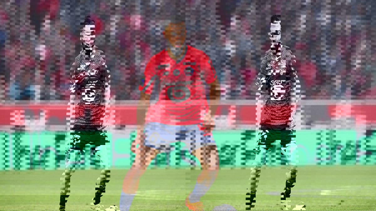 الجزائري نبيل بن طالب يتعرض لأزمة قلبية