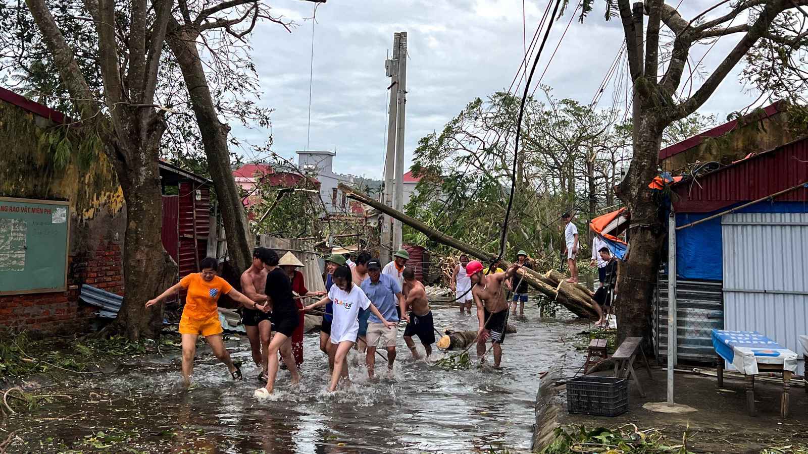 فيتنام.. حصيلة قتلى "ياغي" ترتفع إلى 197 قتيلًا