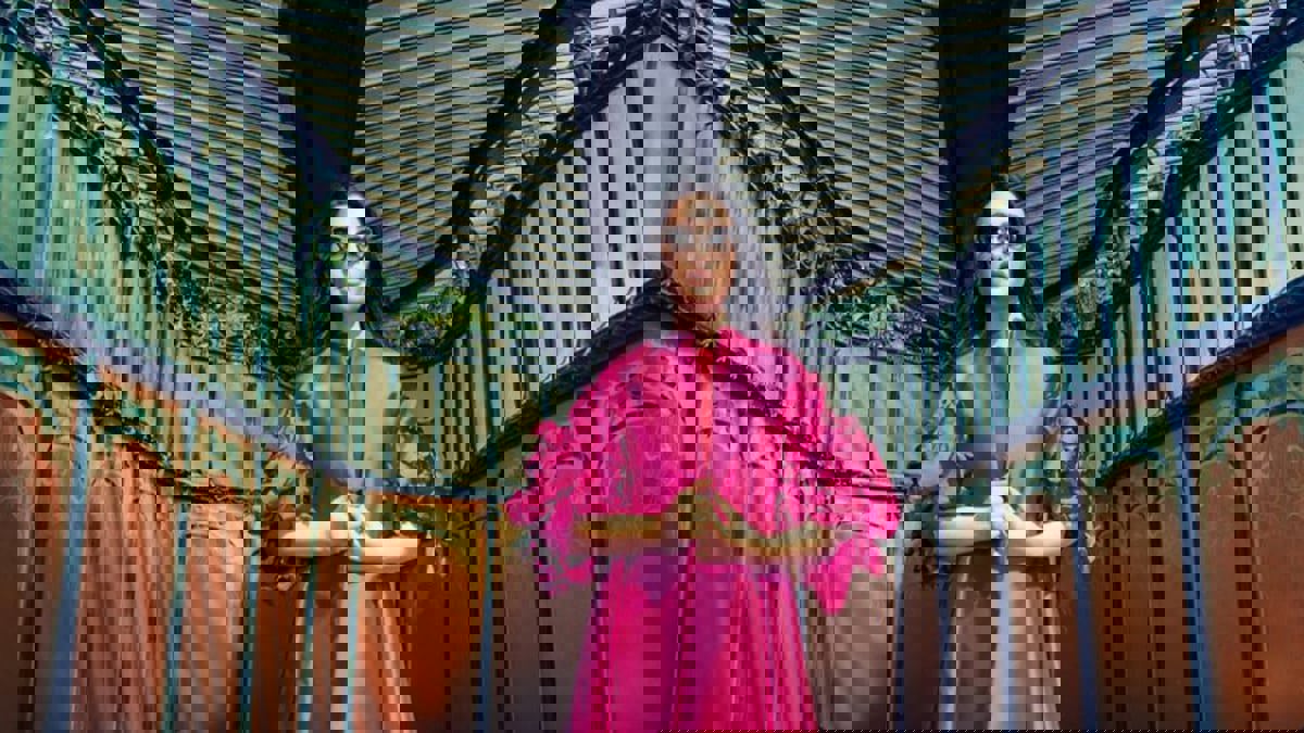  الأمر بدأ بدعابة.. ما قصة عرض الفنانة التونسية لطيفة بدلتها للبيع؟ 