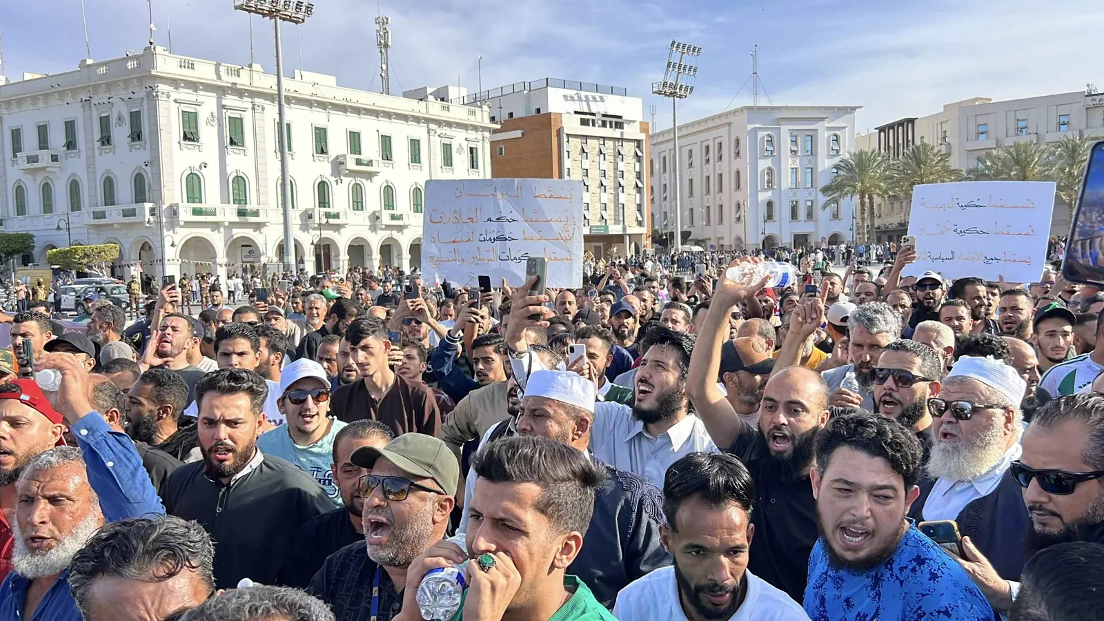 "انتحار بطيء لليبيا".. منظومة فساد تحكم قبضتها على القرار والثروة