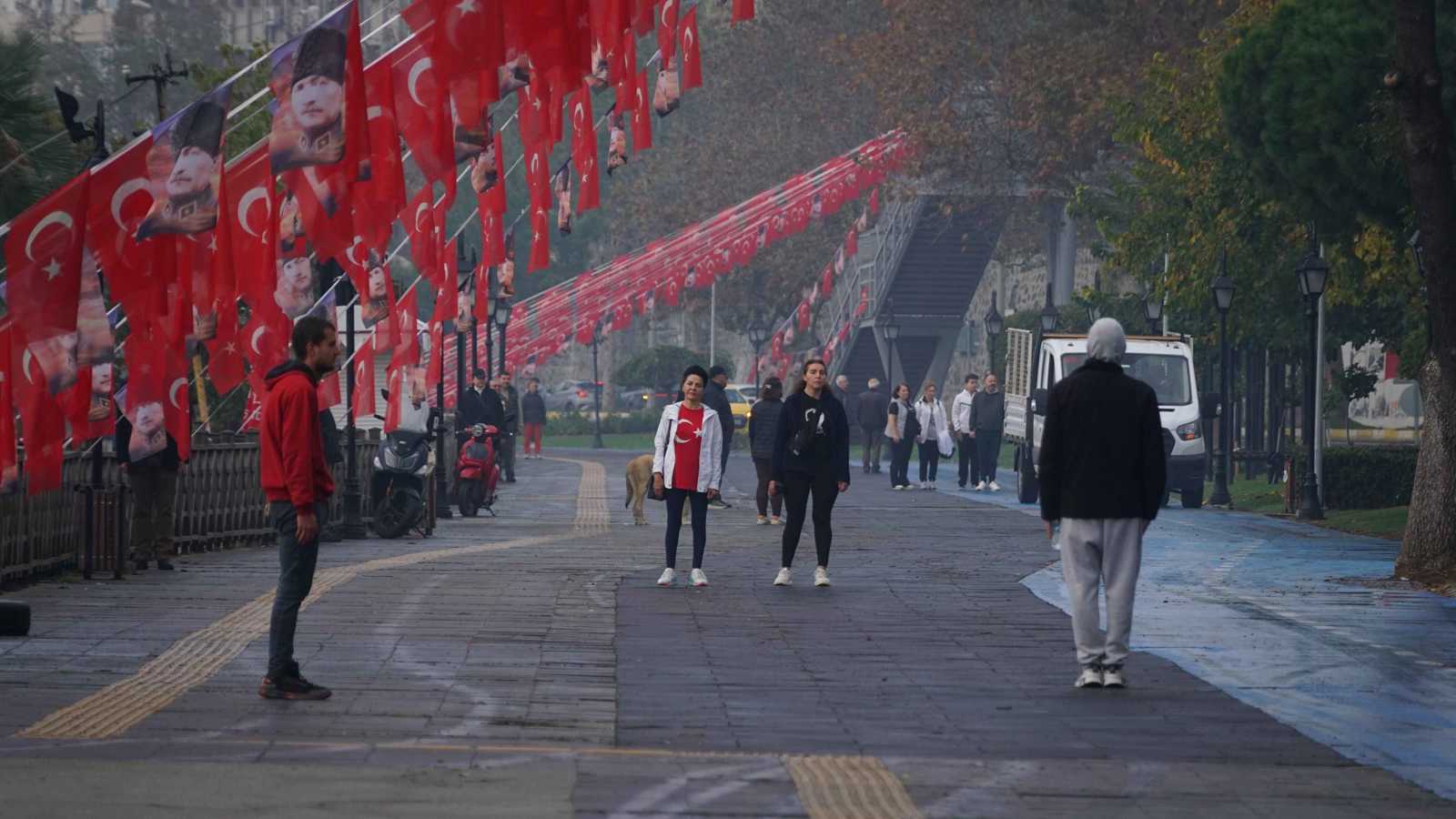 بمشهد لافت.. مناسبة وطنية توقف الحياة تماماً في تركيا (فيديو)