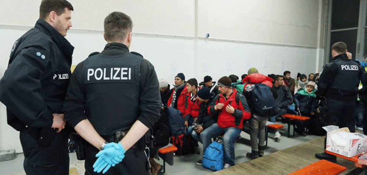 ألمانيا تعتقل ضابطًا حاك مؤامرة ضد اللاجئين السوريين