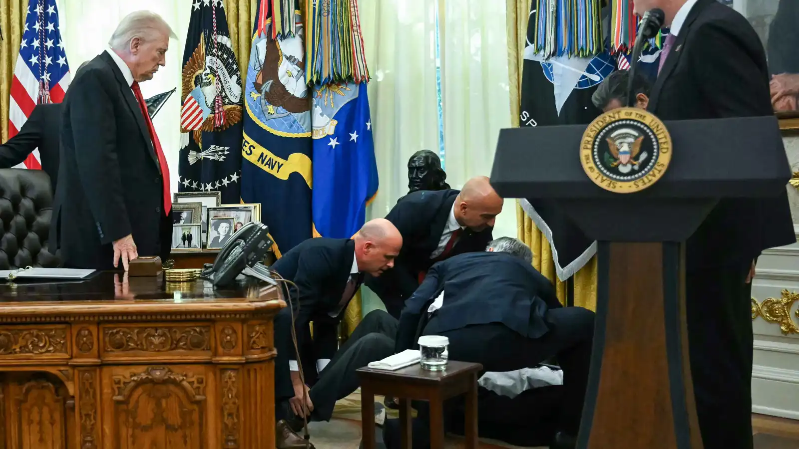 كان واقفا قرب ترامب.. مسؤول طبي يفقد وعيه على البث المباشر (فيديو)