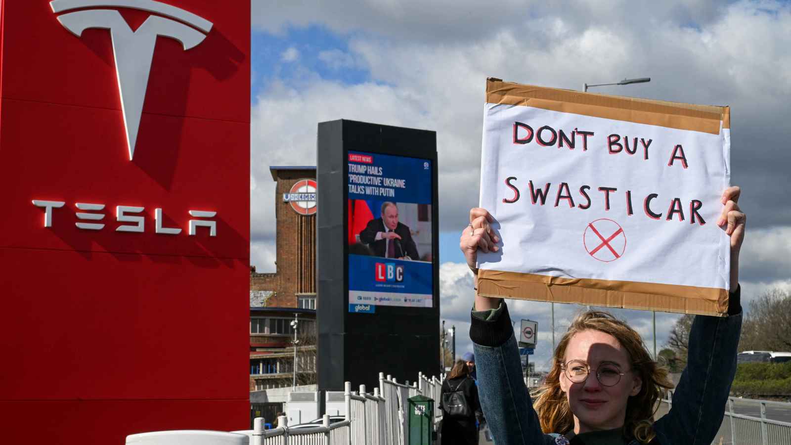 انتقاما من ماسك.. اتهامات لـ3 أشخاص بإلقاء قنابل على "تسلا"