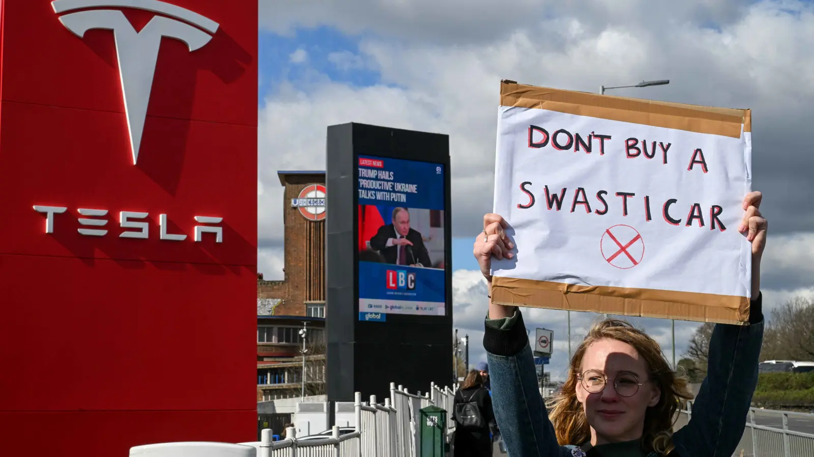 انتقاما من ماسك.. اتهامات لـ3 أشخاص بإلقاء قنابل على "تسلا"