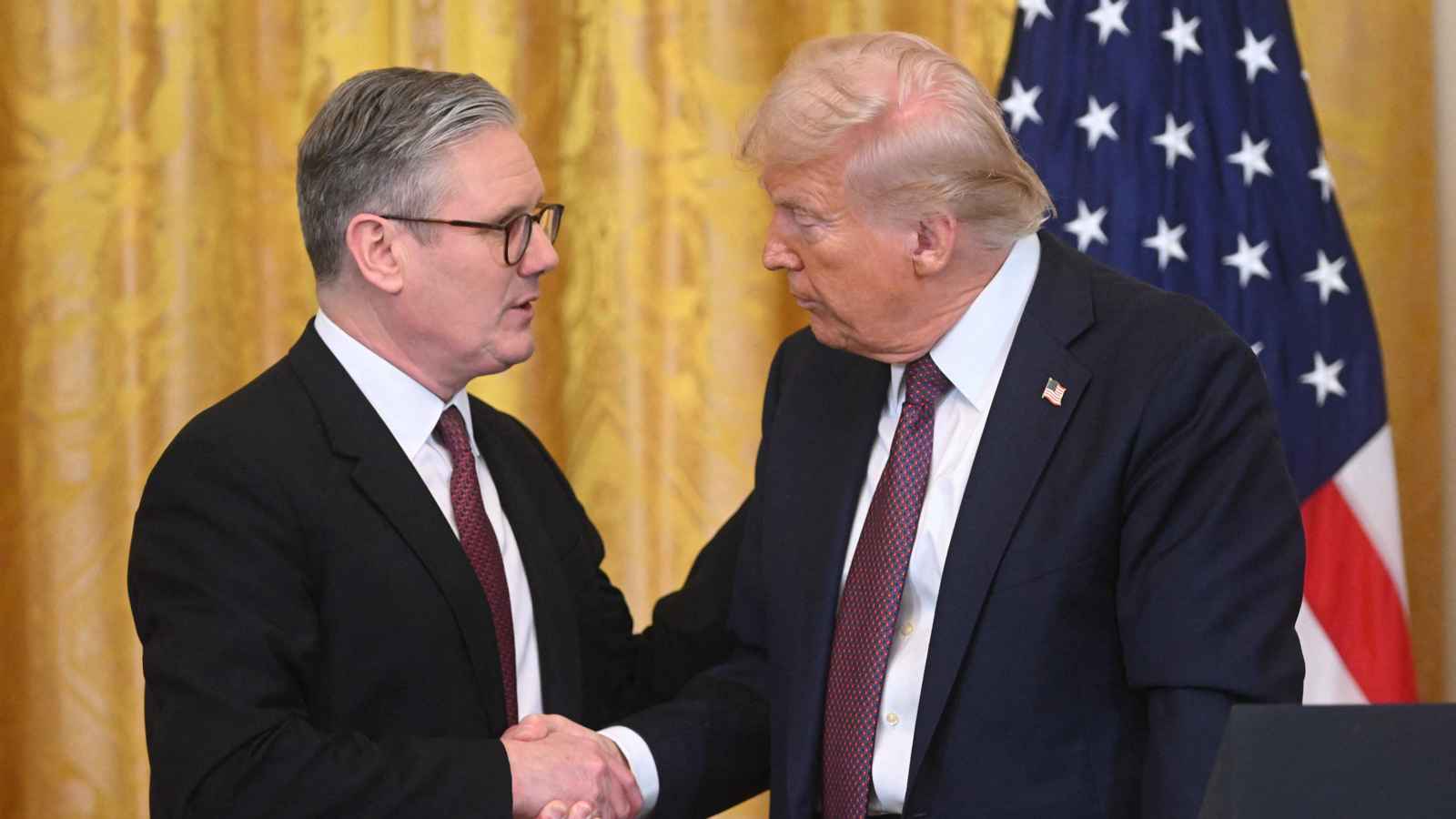 "أزمة الثقة" تُخرج ستارمر "صفر اليدين" من لقاء ترامب