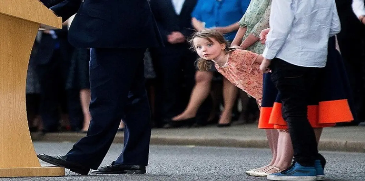 بالصور.. ابنة ديفيد كاميرون تخطف الأضواء من والدها في خطابه الأخير