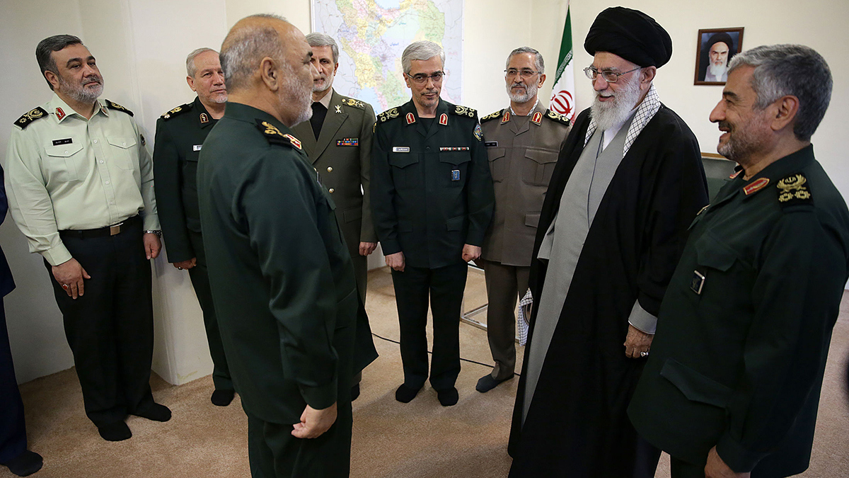 خامنئي يأمر الحرس الثوري بتطوير أسلحة متقدمة