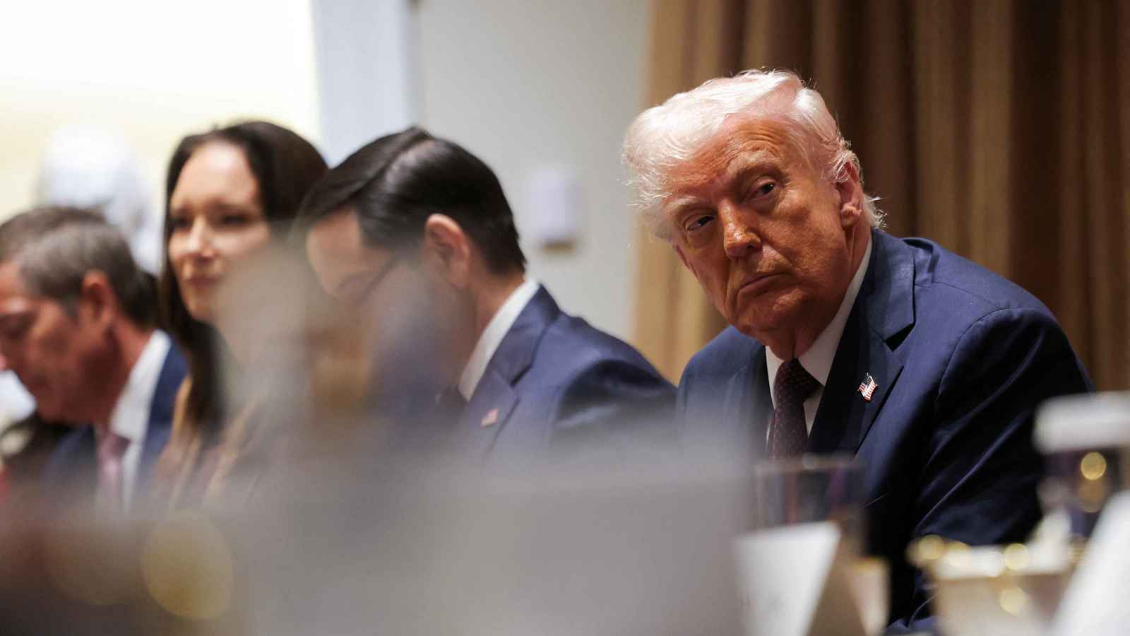 ترامب يفرض رسوماً جمركية 25% على أي بلد يشتري نفط أو غاز فنزويلا