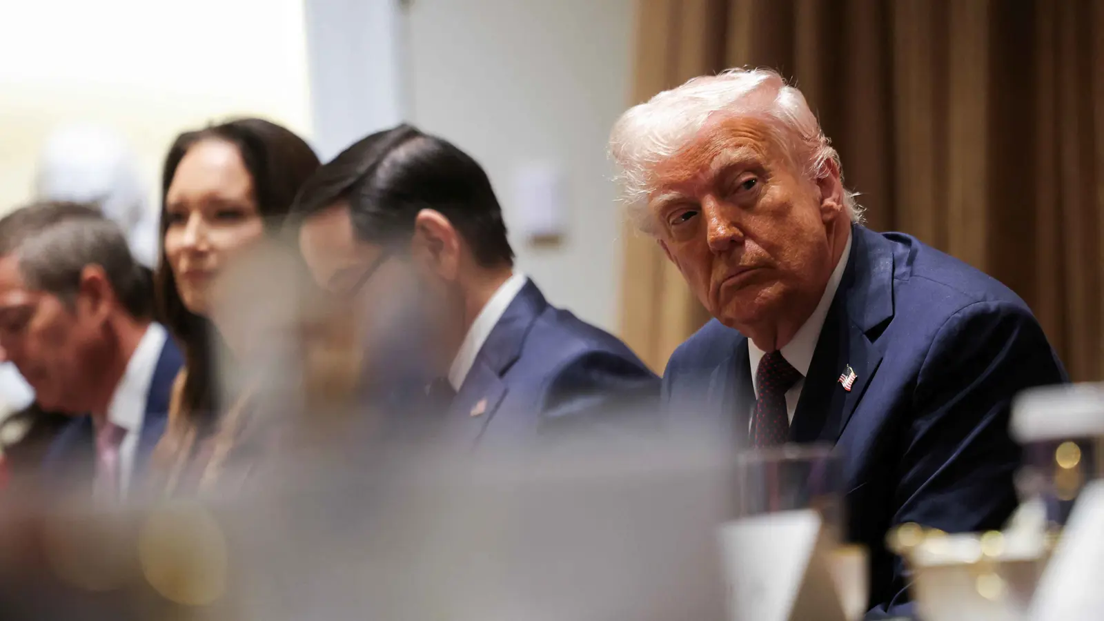 ترامب يفرض رسوماً جمركية 25% على أي بلد يشتري نفط أو غاز فنزويلا