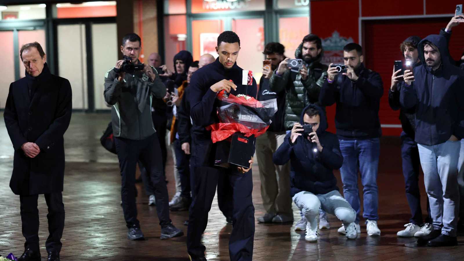 لماذا وضع نجم ريال مدريد "وحدة تحكم" بجوار النصب التذكاري لديوغو جوتا؟ (فيديو)