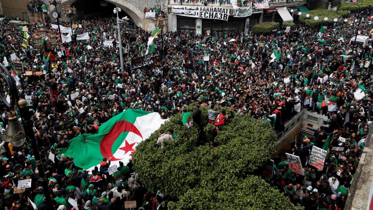 آلاف الجزائريين يحتشدون وسط العاصمة مع تشبث بوتفليقة بالسلطة (فيديو)