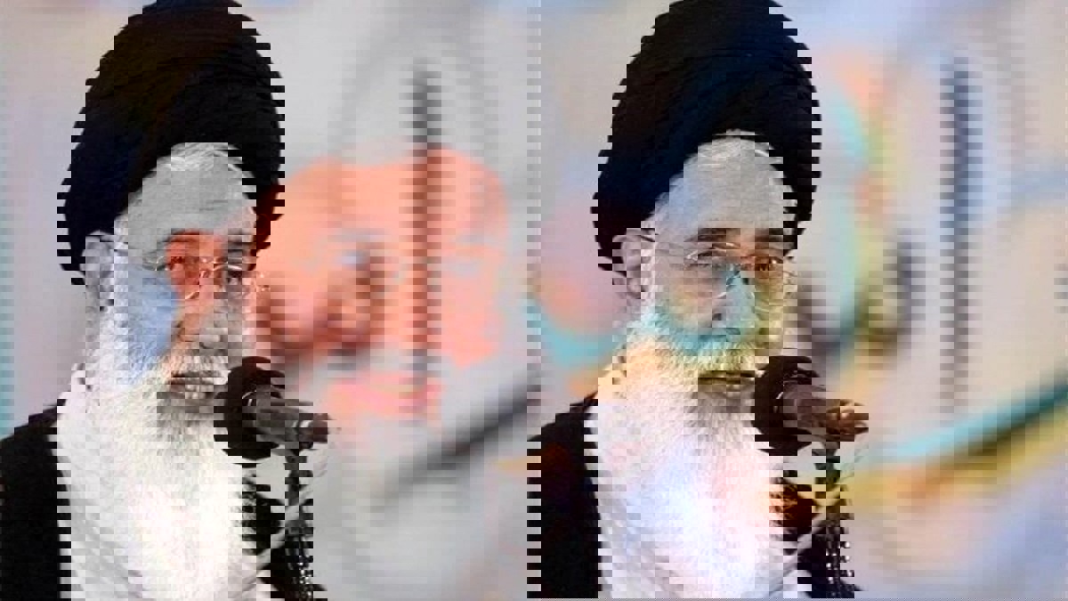 رجل دين إيراني: طرد سفير بريطانيا بطهران أفضل من "تمزيقه إربا"