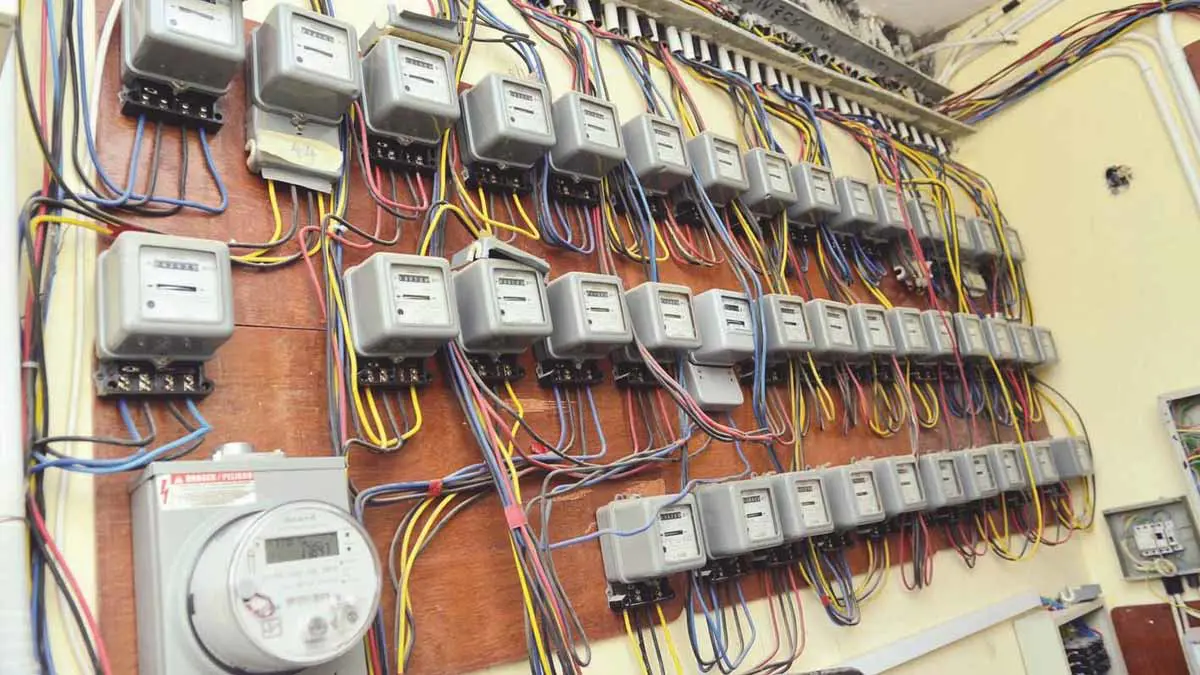 هل ينقذ الدولار المصريين من "لدغة" أسعار الكهرباء الجديدة؟