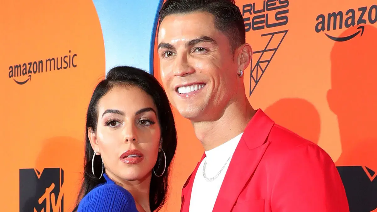 بسبب العزل المنزلي.. جورجينا رودريغيز تؤدي دور "مصففة شعر" كريستيانو رونالدو الجديدة 