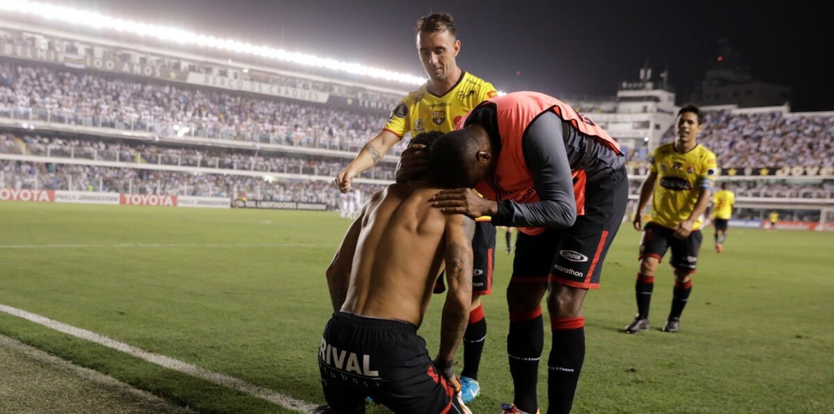 صفع متبادل وأحداث شغب هائلة خلال مباراة سانتوس وبرشلونة (فيديو)